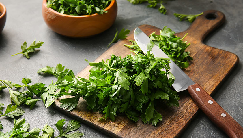 Петрушка: польза и вред для организма