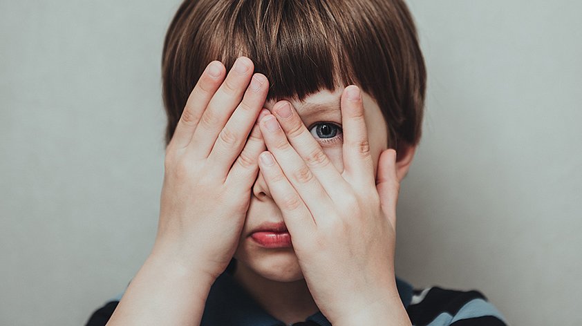 Почему ребенок закрывает уши руками? Причины и рекомендации