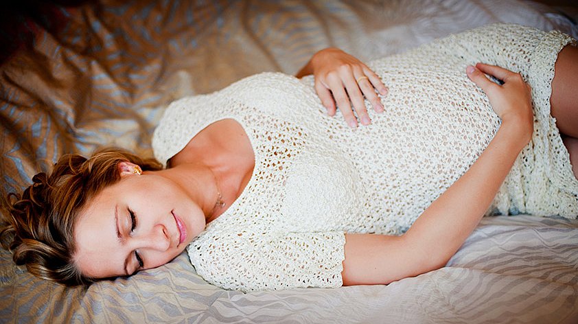 Можно ли беременным лежать на животе