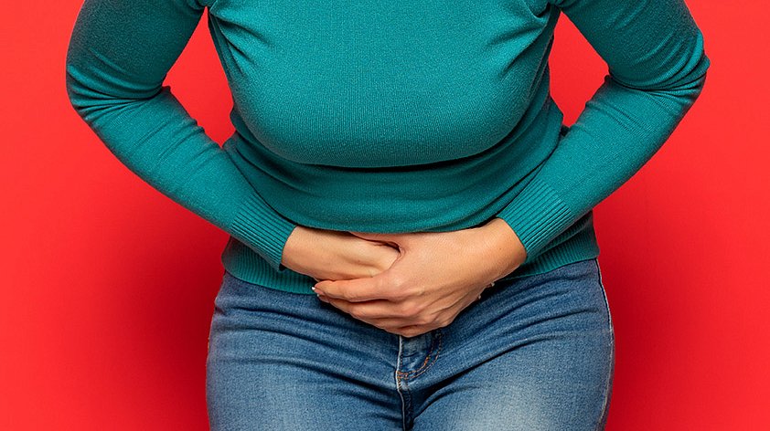 Почему у женщин большой живот в области желудка: причины и решения