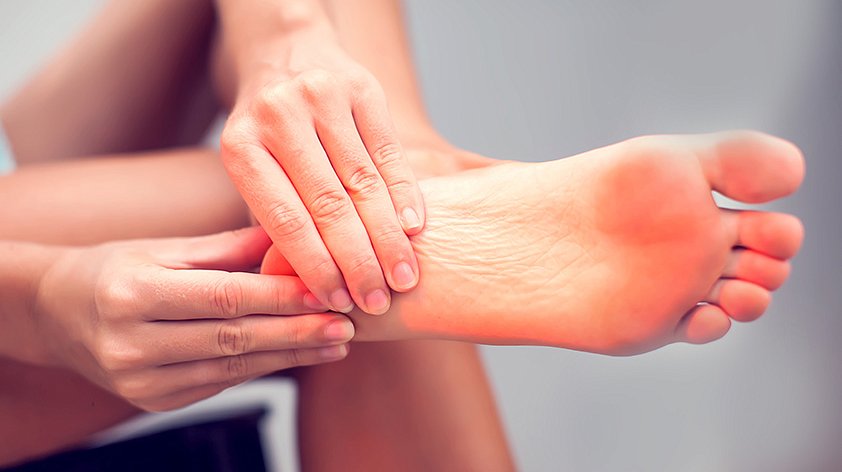 Чешется стопа левой ноги: причины и способы лечения