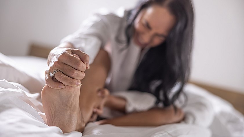 Почему сводит ноги. 9 причин судороги в ногах по ночам