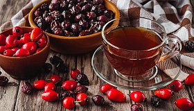 Шиповник: польза и вред для организма